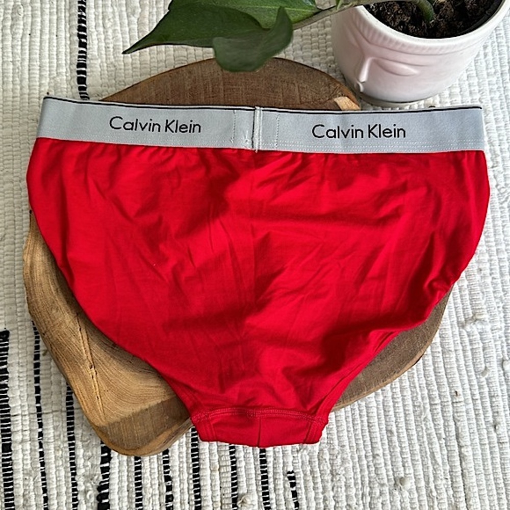 Calvin Klein - Picture 6 of 9